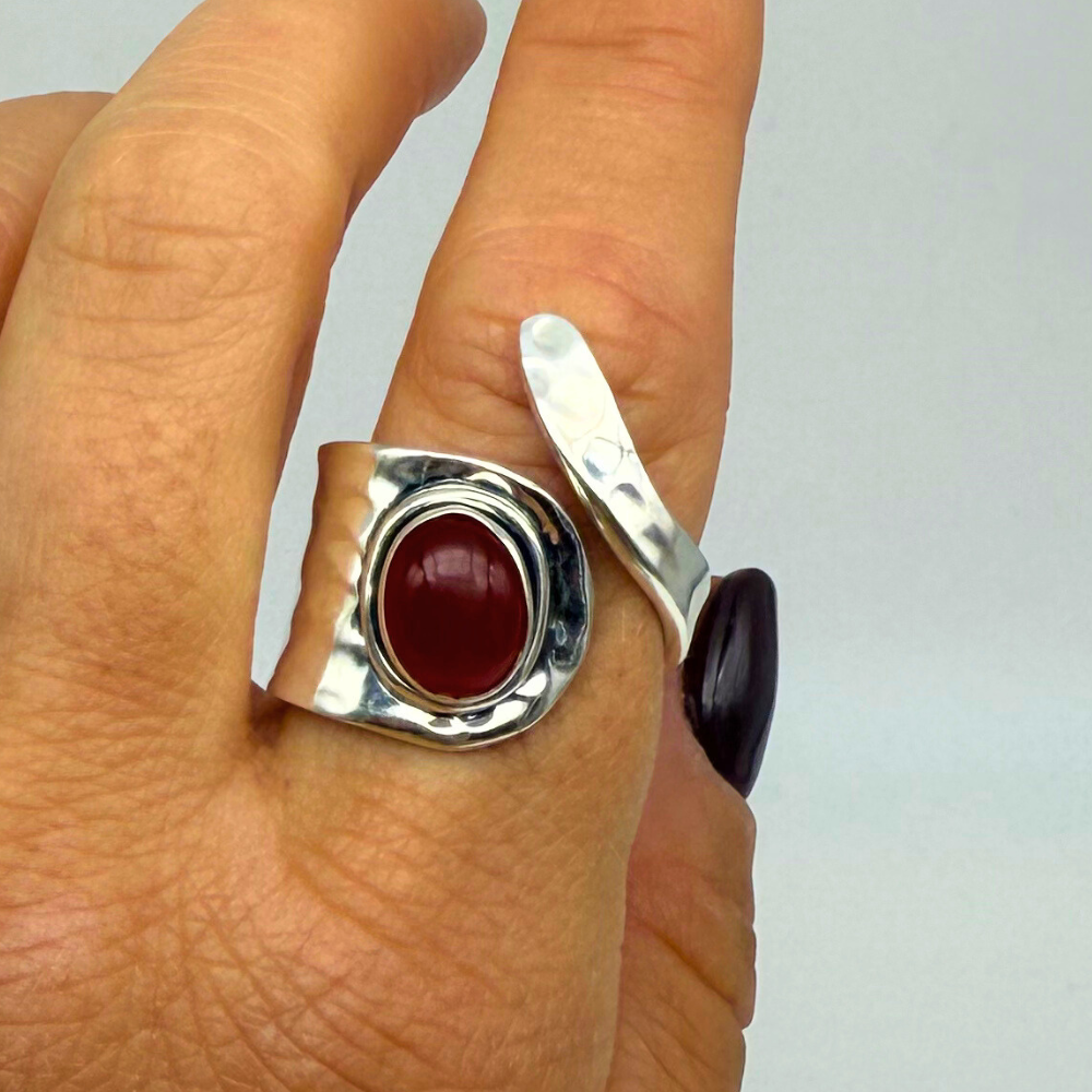 Anello Radici di Terra a Fascia in Argento 925 Martellato con Agata Marrone