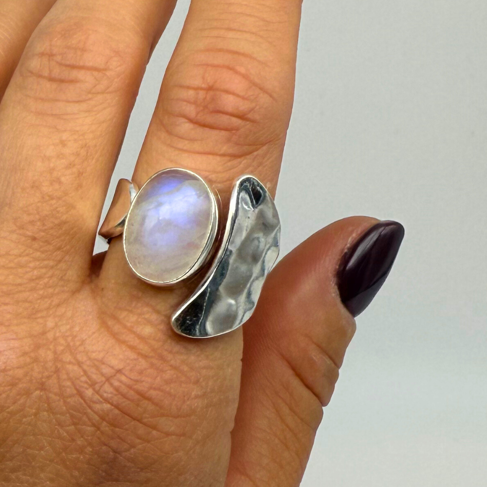 Anello Sotto la Luna a Fascia in Argento 925 Martellato con Quarzo Rosa