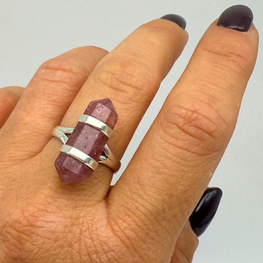 Anello Artigianale Intensità Naturale con Pietra Quarzo di Fragola a Forma di Matita