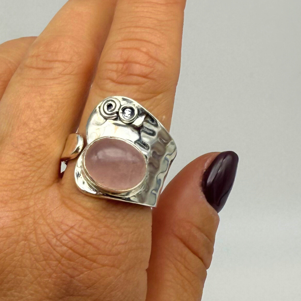 Anello Sussurro del Cuore a Fascia in Argento 925 Martellato con Quarzo Rosa