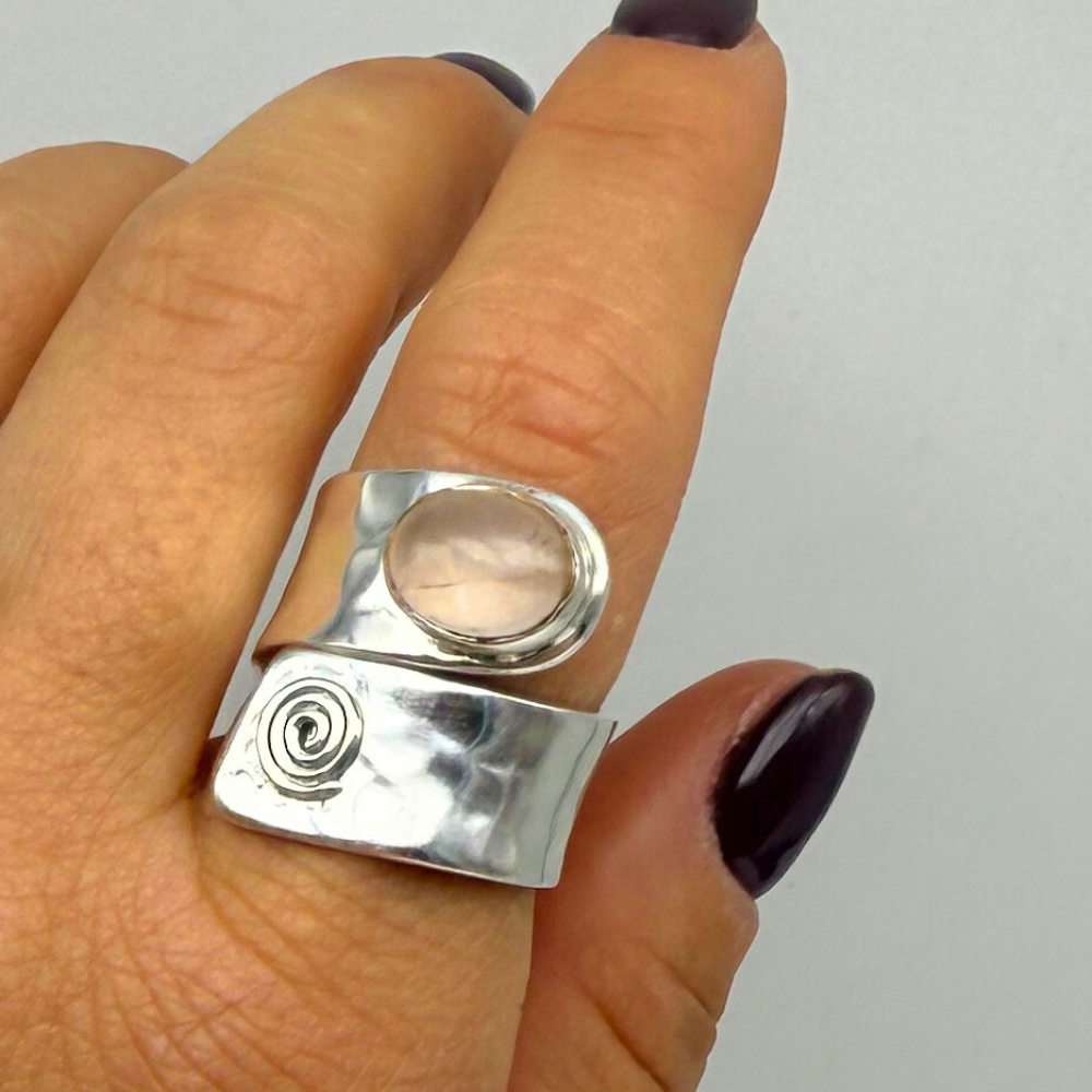 Anello Battito Gentile a Fascia in Argento 925 Martellato con Quarzo Rosa
