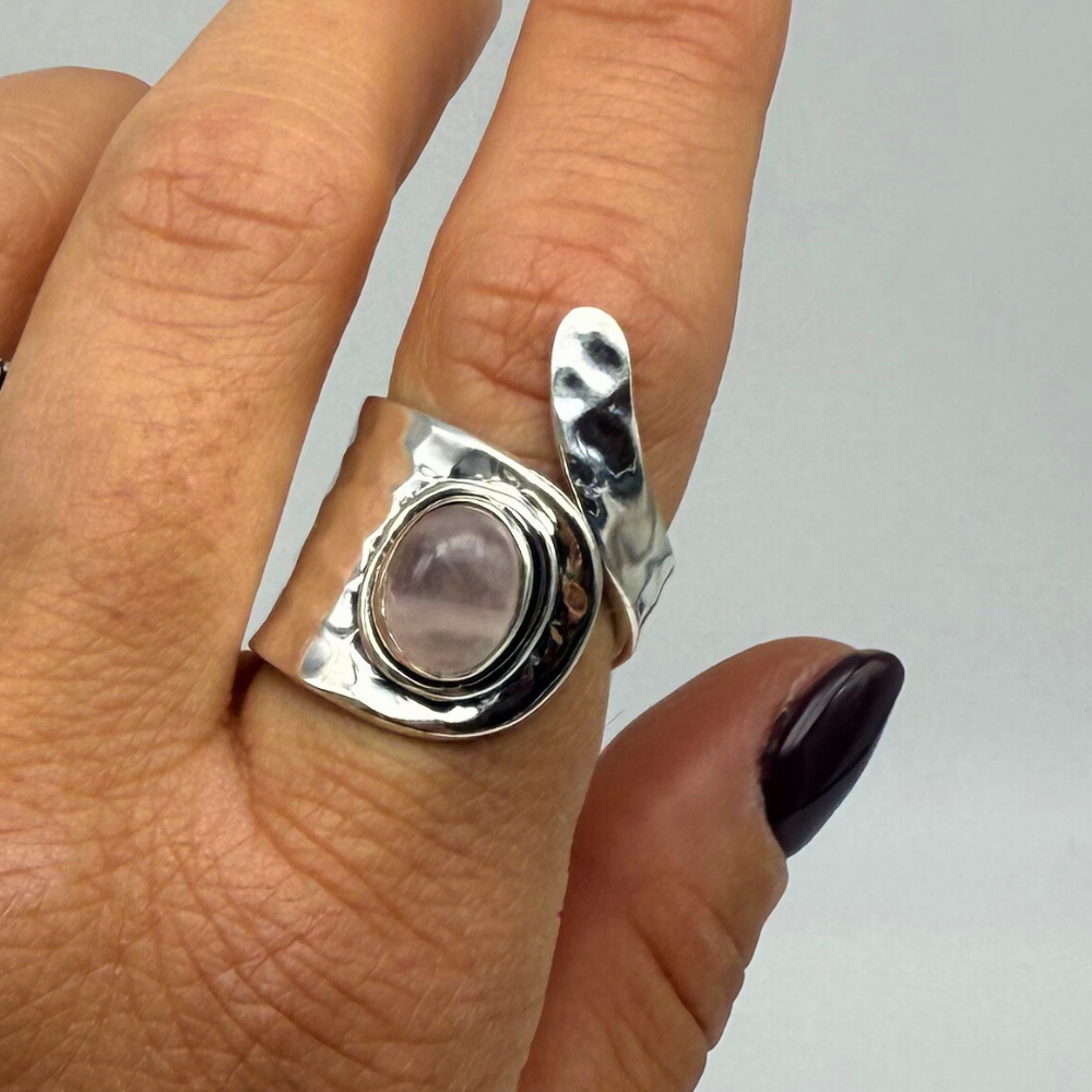 Anello Respiro D'Amore a Fascia in Argento 925 Martellato con Quarzo Rosa