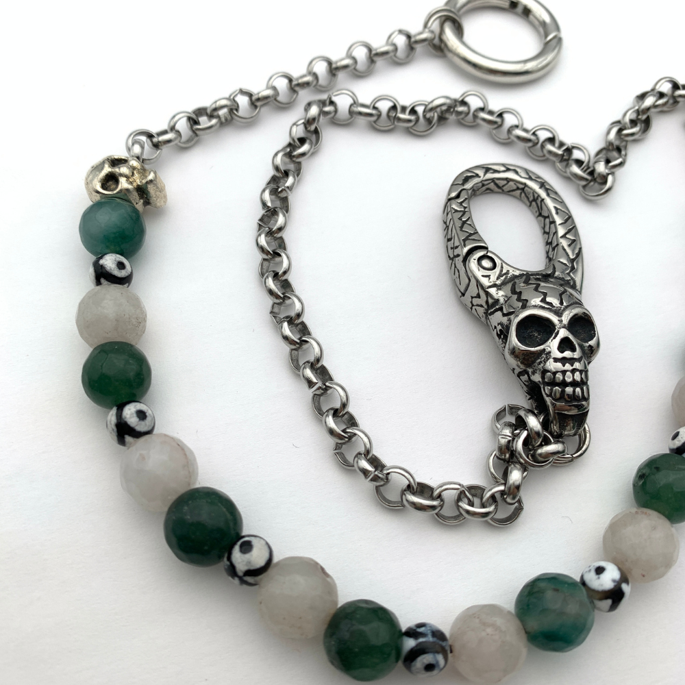 catena per i jeans con moschettone testa di teschio in acciaio silver con pietre naturali