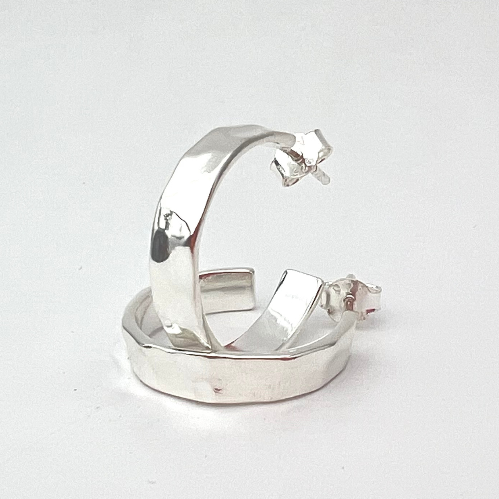 orecchini cerchi in argento rodiati piatti lisci