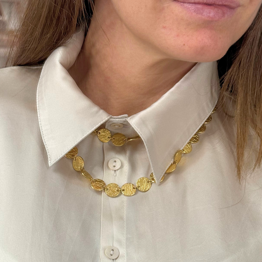 Gold Motion - Collana Lunga in Acciaio Gold con Medaglie Martellate