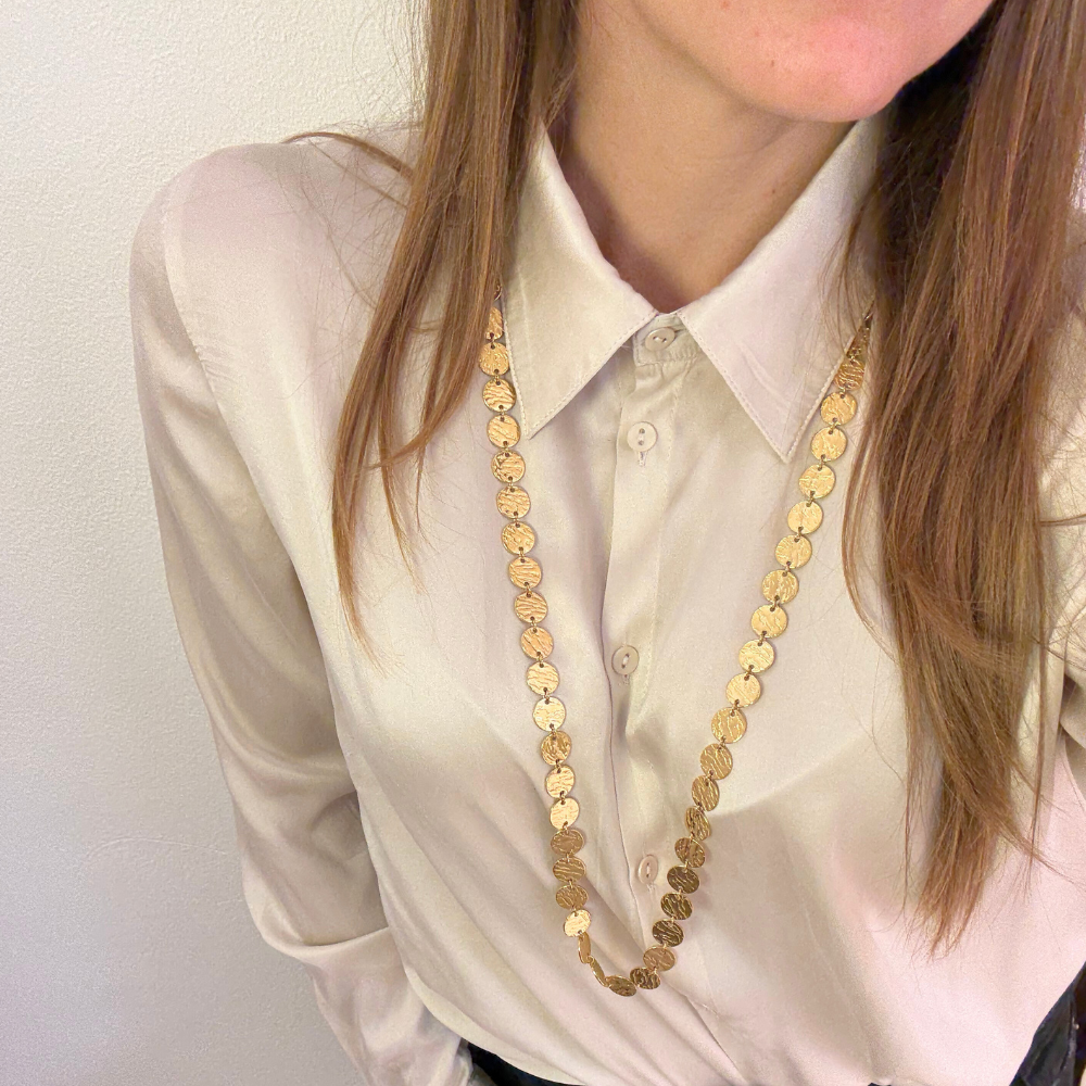 Gold Motion - Collana Lunga in Acciaio Gold con Medaglie Martellate