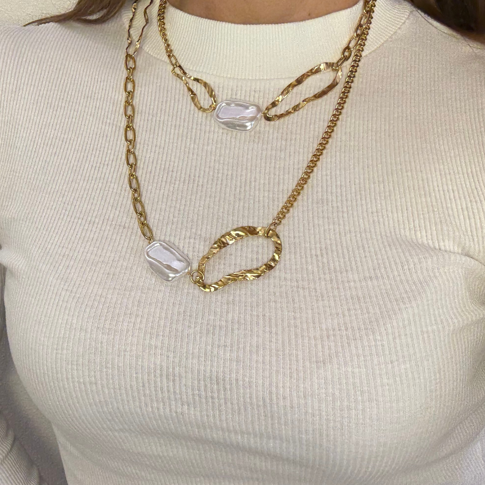 Equilibri Preziosi – Collana Lunga in Acciaio Gold con Perle e Anelli Martellati