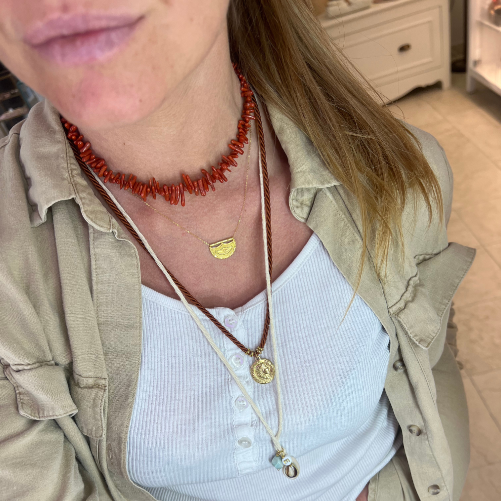 collana in acciaio gold con coralli rossi irregolari