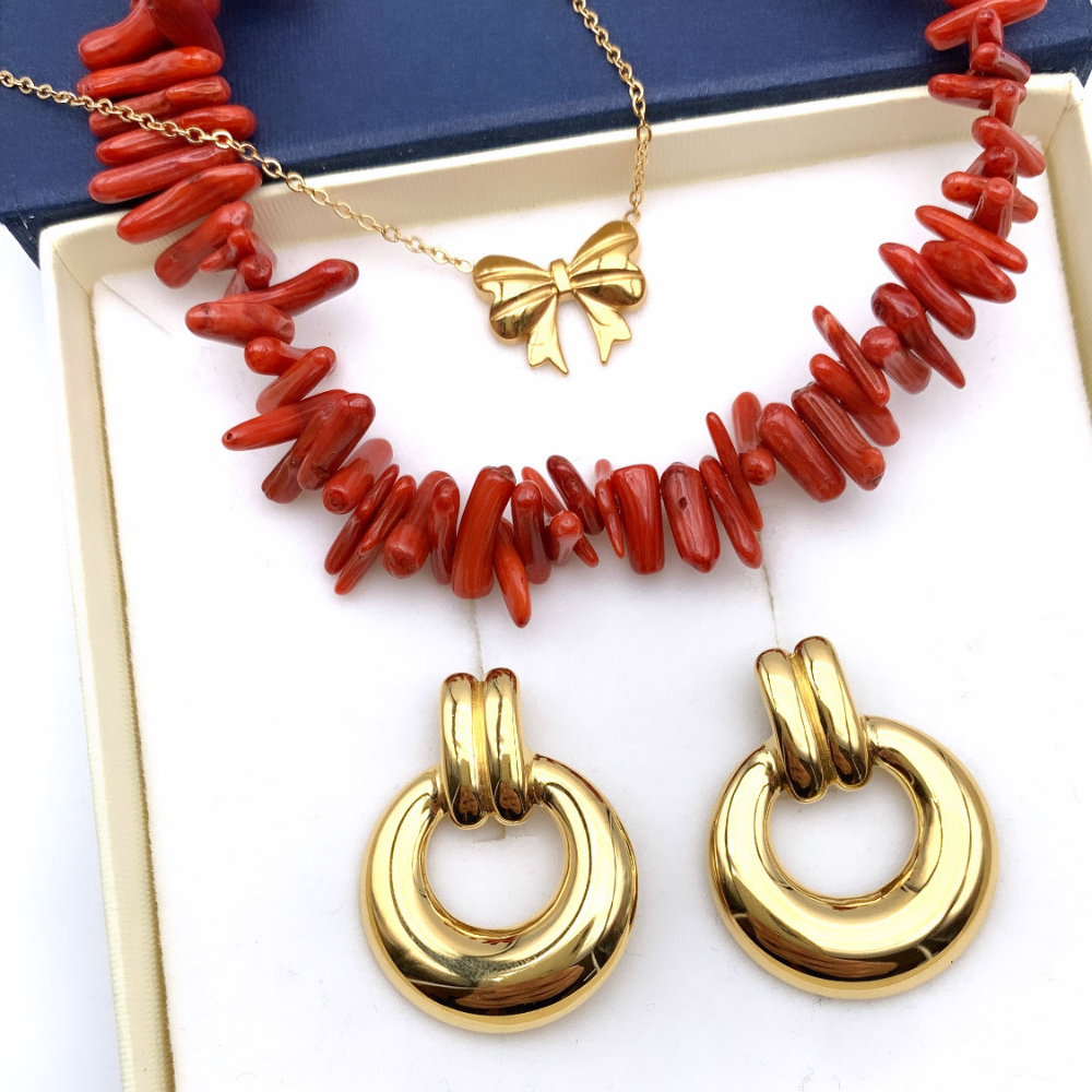 collana in acciaio gold con coralli rossi irregolari