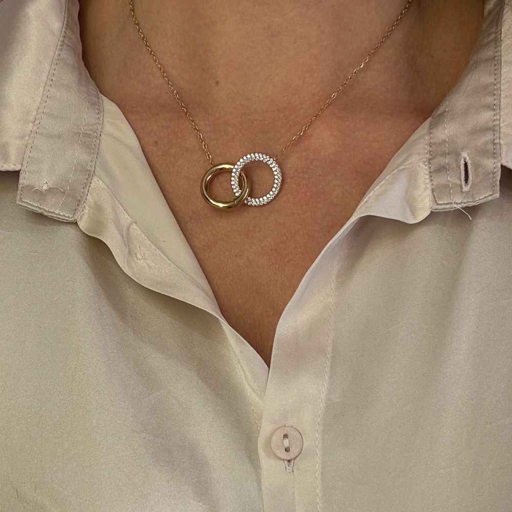 Intreccio di Luce – Collana Girocollo in Acciaio Gold con Doppio Anello