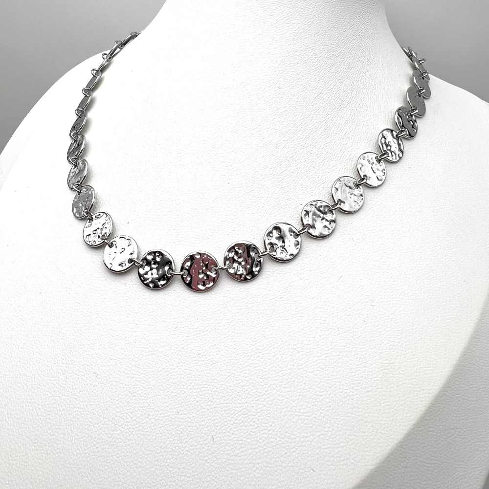 collana con medaglie martellate in acciaio silver