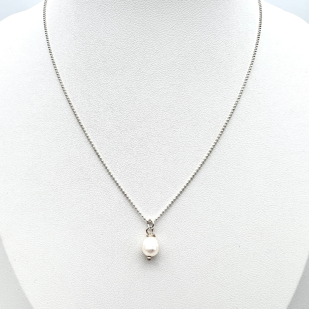 collana in argento colore silver con ciondolo in perla di fiume