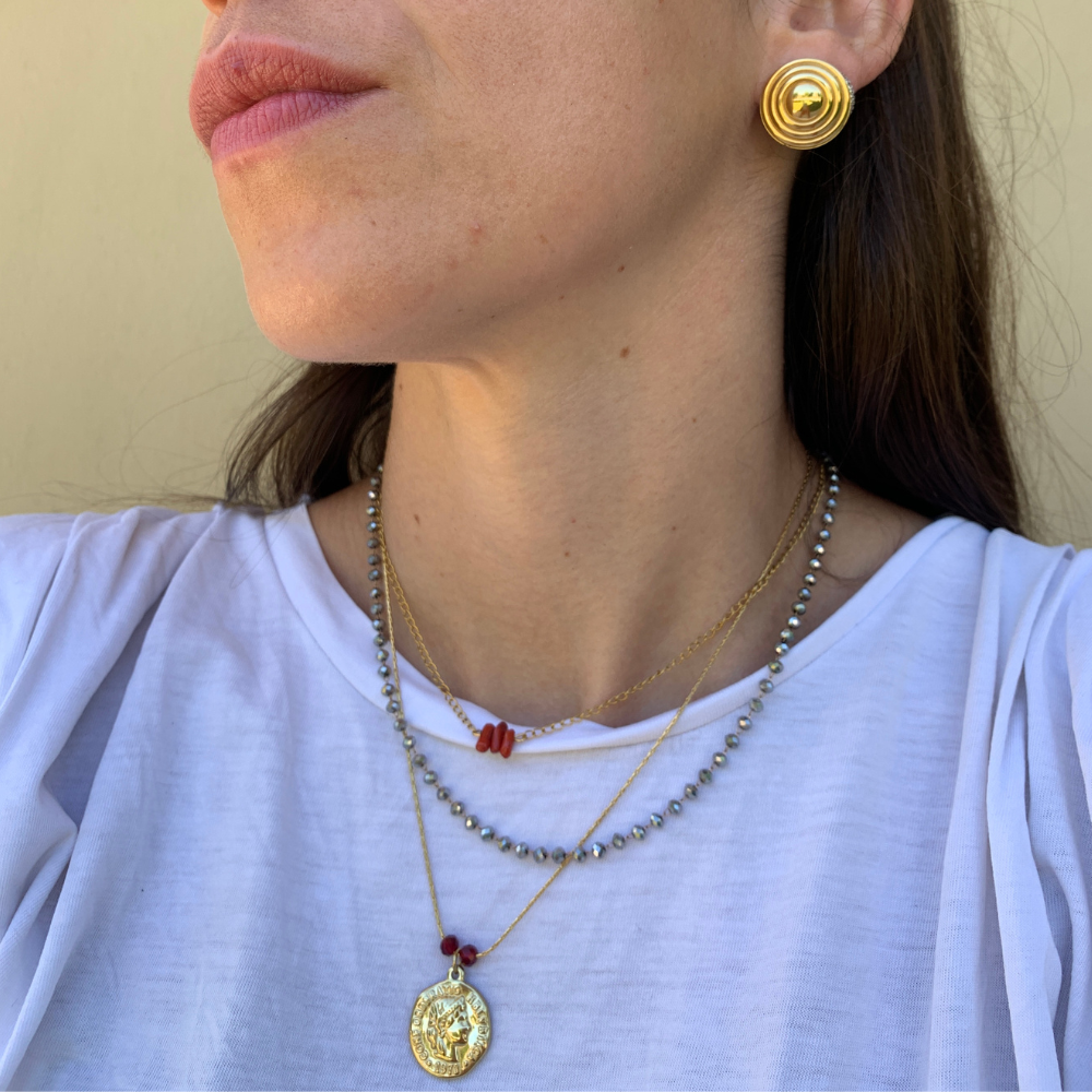 orecchini in acciaio gold a bottone collana con moneta collana ematite e collana coralli