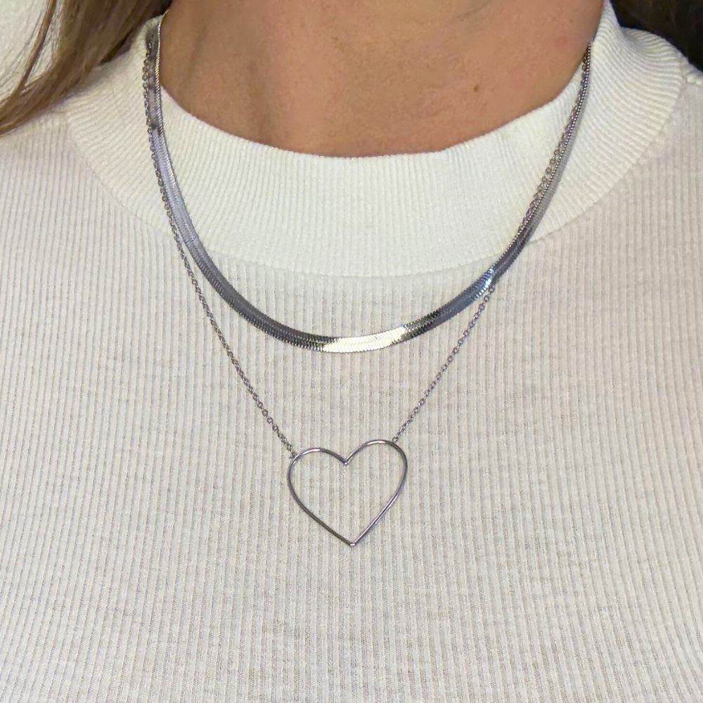 Cuore Essenziale - Collana Girocollo in Acciaio Silver con Ciondolo Stilizzato