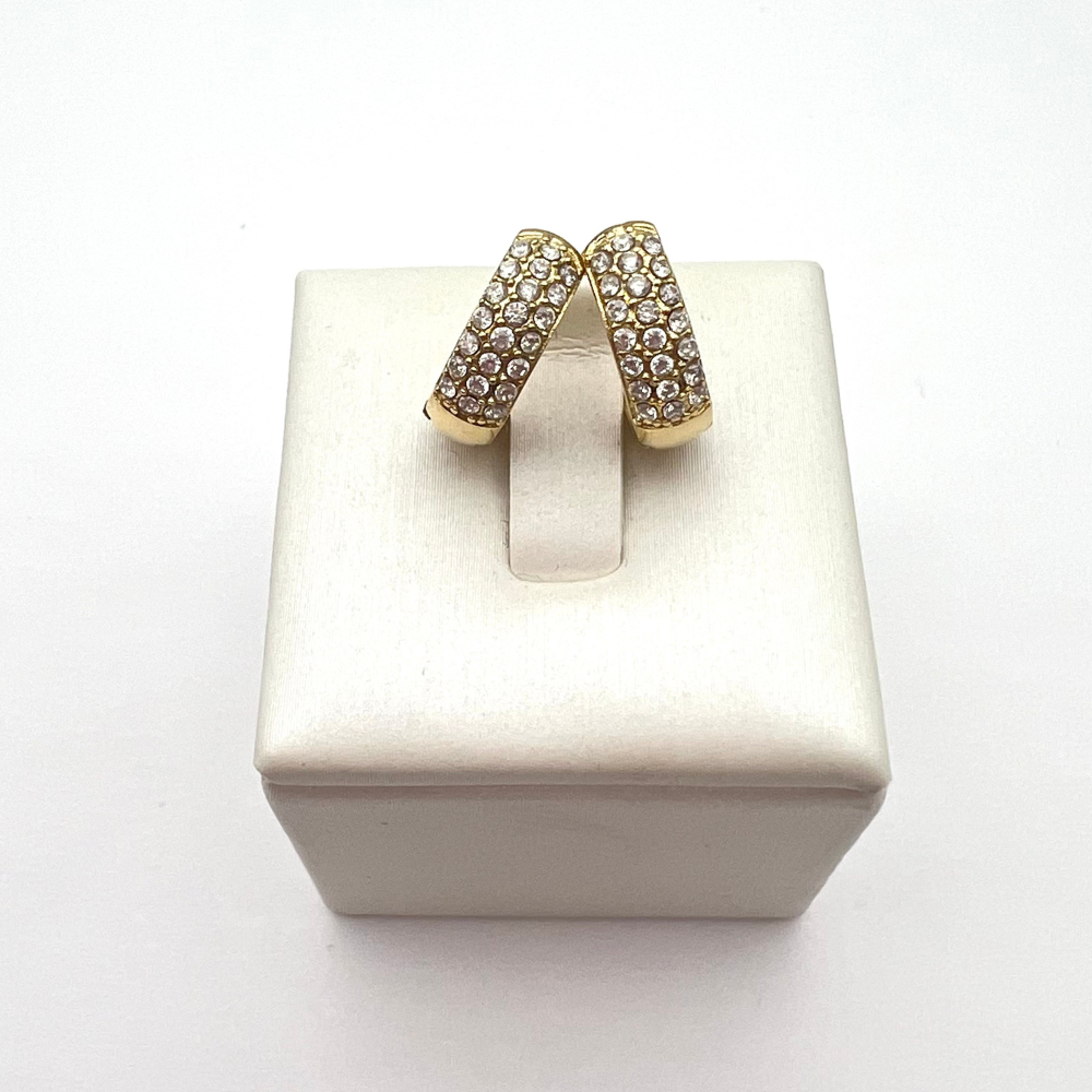 orecchini in acciaio placcati oro giallo piccoli bombati con zirconi bianchi e chiusura a scattino