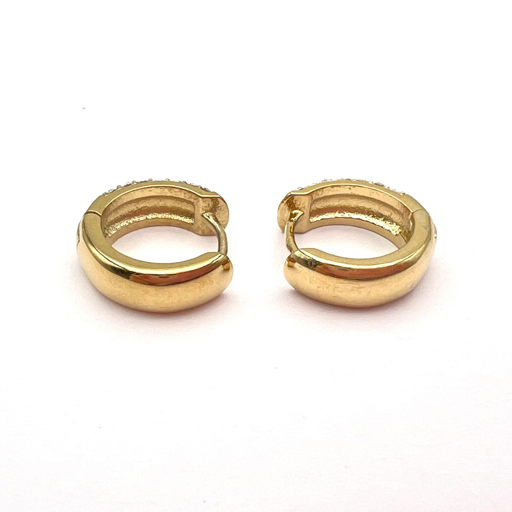 orecchini in acciaio placcati oro giallo piccoli bombati con zirconi bianchi e chiusura a scattino