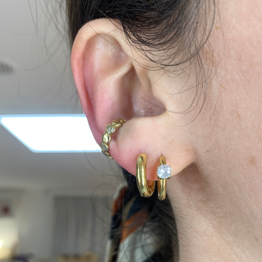 orecchini in acciaio gold piccoli con zircone bianco punto luce