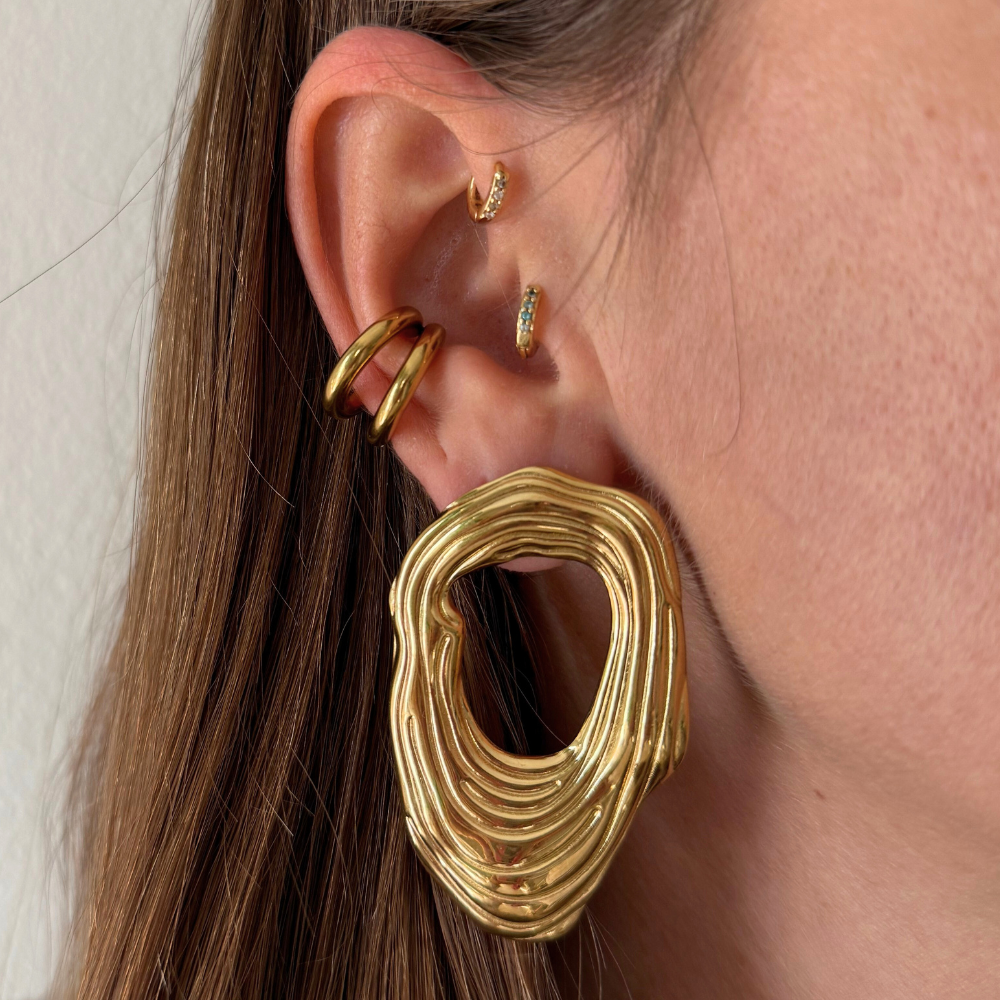 Orecchini Ovali con Striature in Acciaio Gold