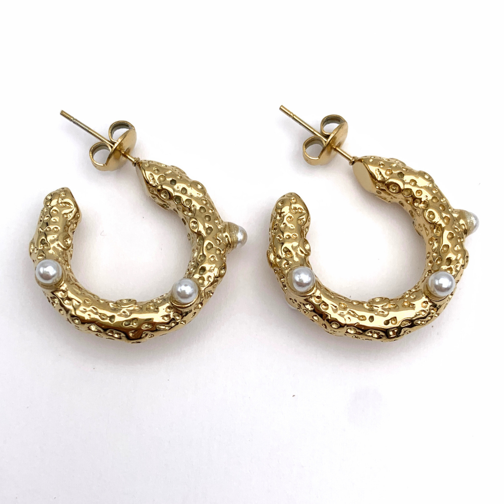 orecchini in acciaio gold martellati con perle incastonate