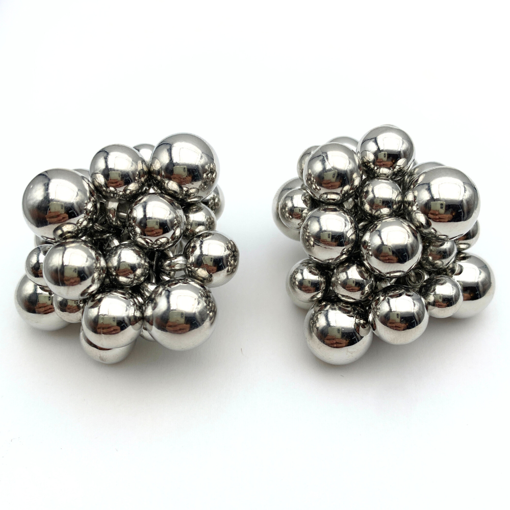 orecchini in acciaio silver a lobo con sfere