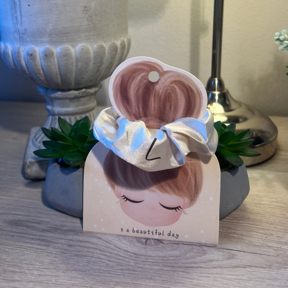 scrunchies beige personalizzabile con lettera marrone