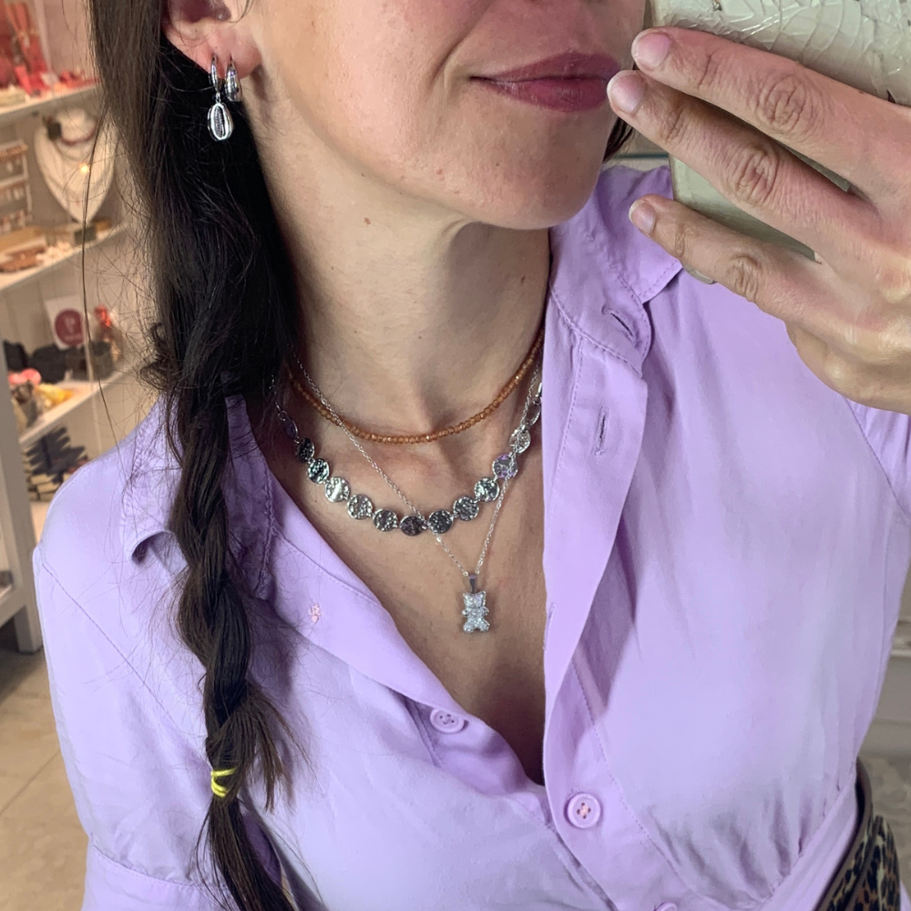 choker ambra, collana medaglie martellate silver, collana orsetto con zirconi bianchi