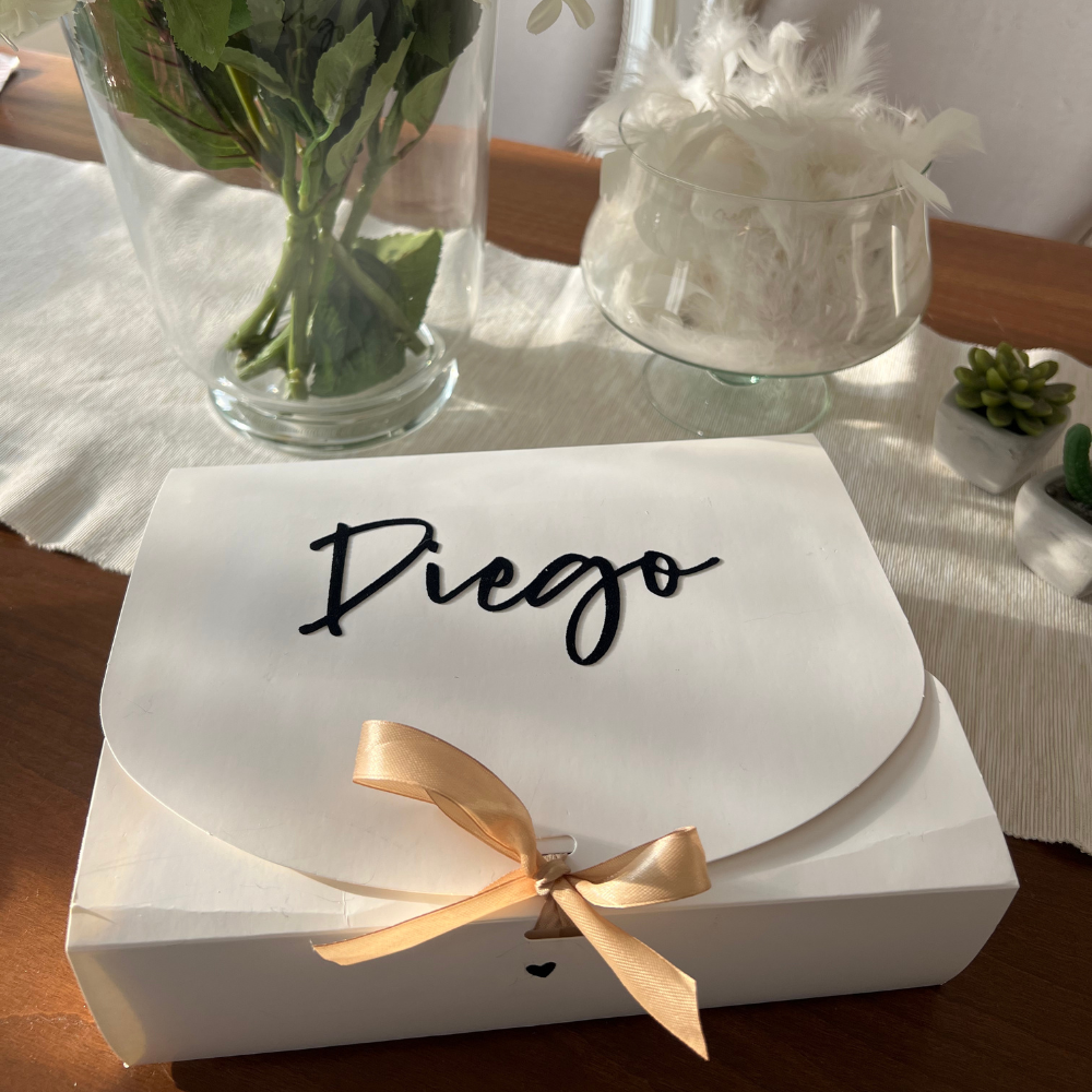 scatola in cartone bianco con fiocco beige personalizzabile con nome e dedica