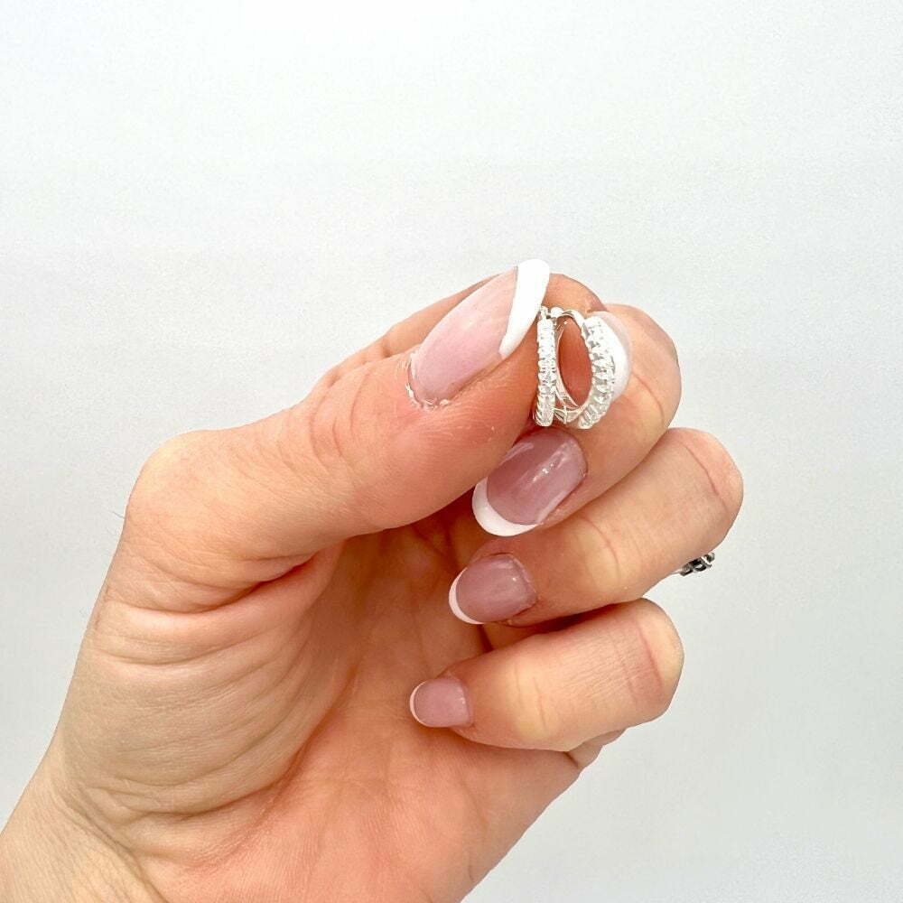 Mono Sparkle Hoop Silver con Zirconi Bianchi e Neri