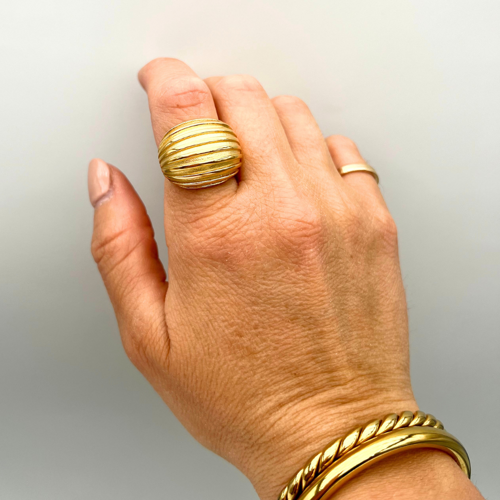anello in acciaio gold bombato rigato