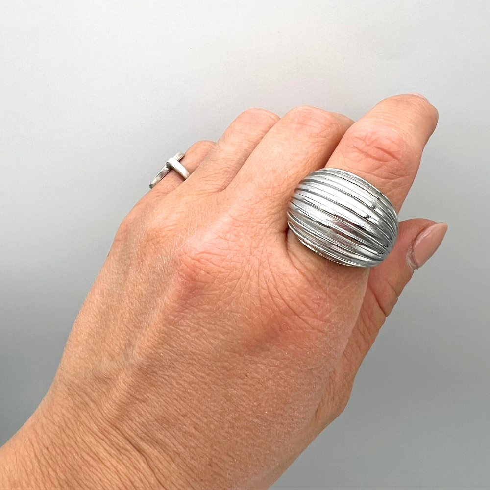 anello bombato con righe in rilievo in acciaio silver