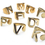 anello in acciaio inox gold a forma di lettera dell'alfabeto