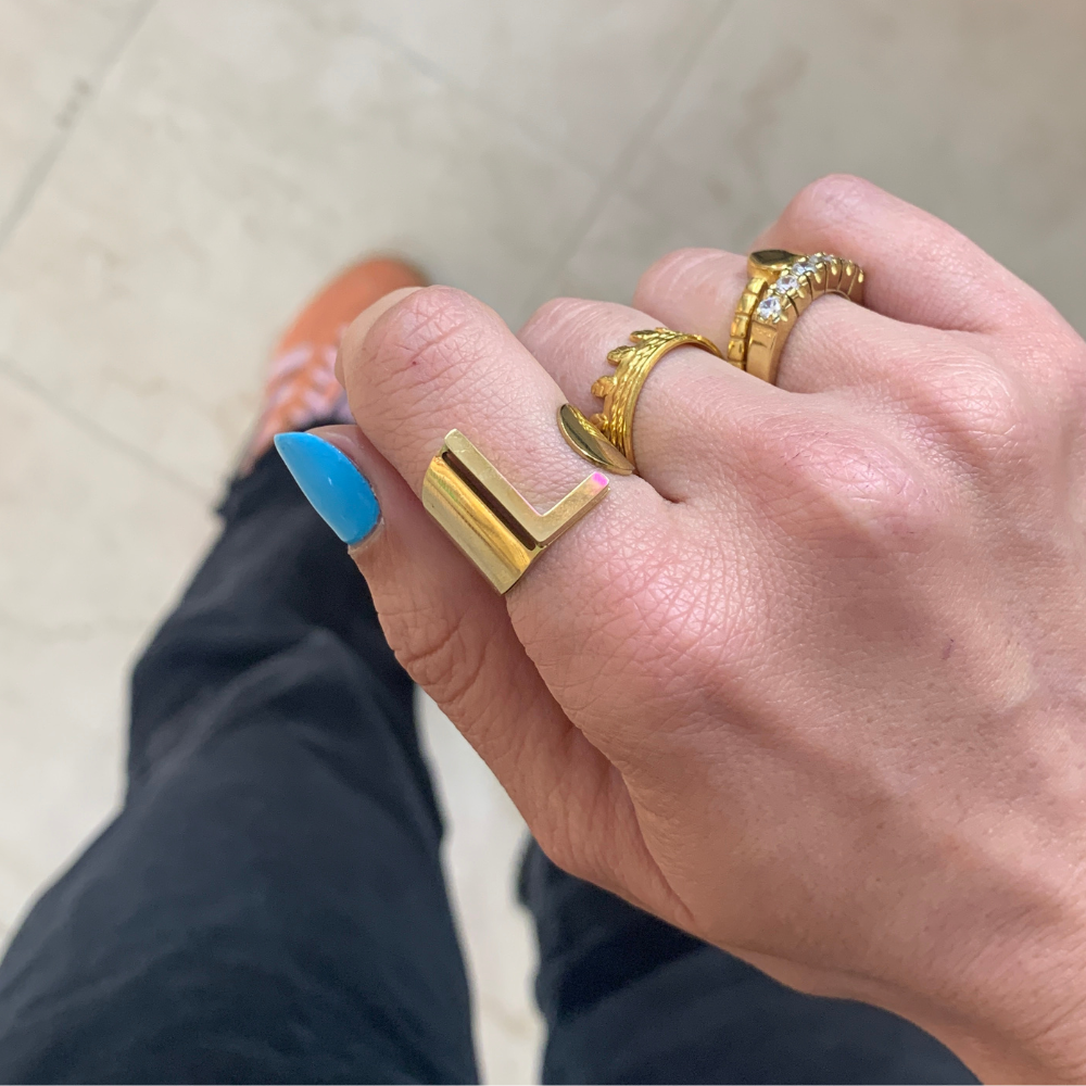 anello in acciaio inox gold a forma di lettera dell'alfabeto
