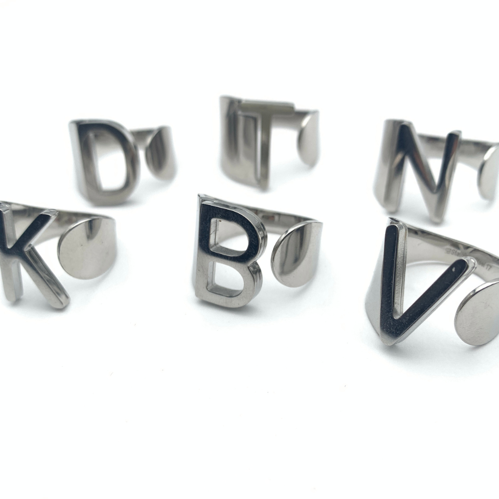 anello acciaio inox silver con lettera dell'alfabeto monogram