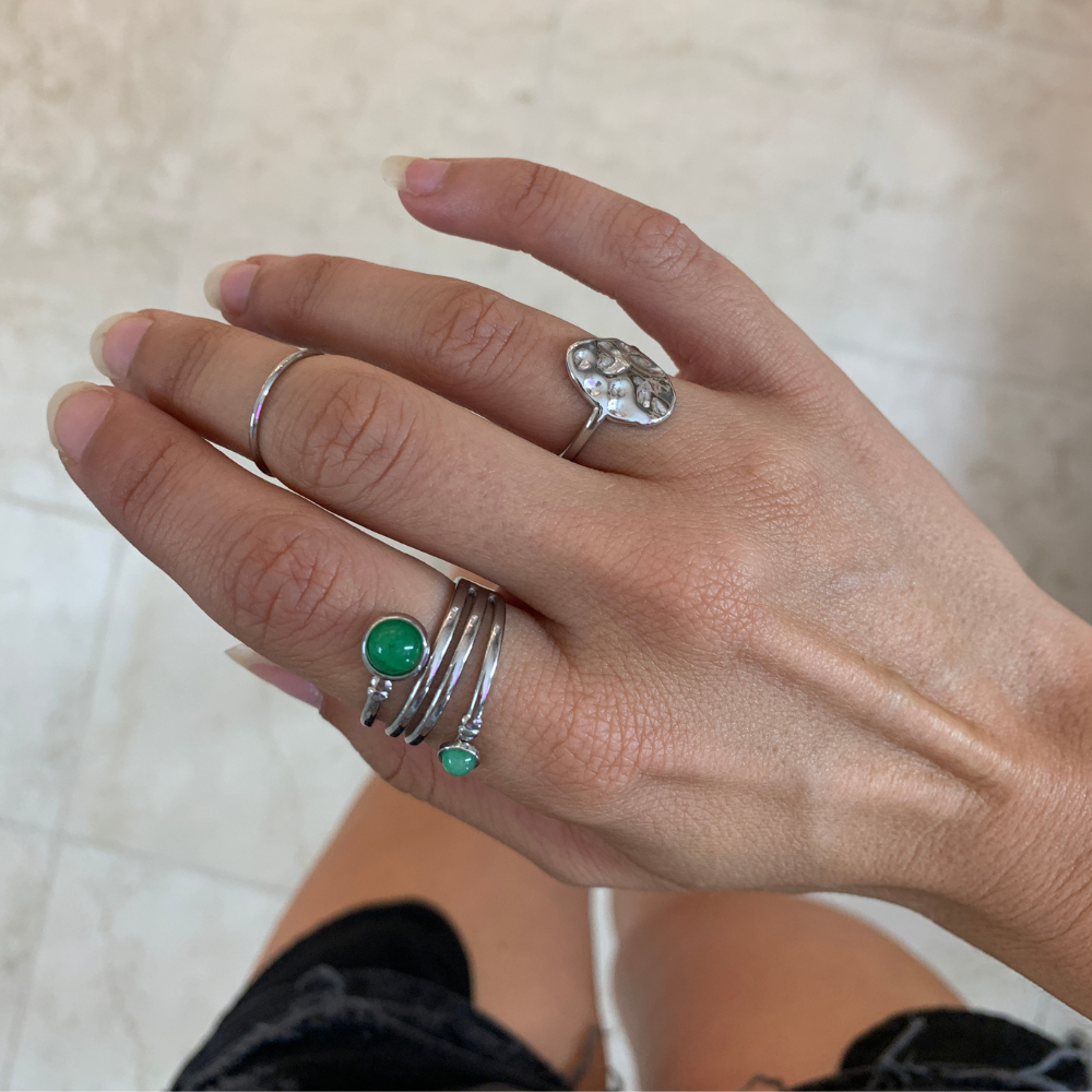 anello in acciaio silver con pietre verdi