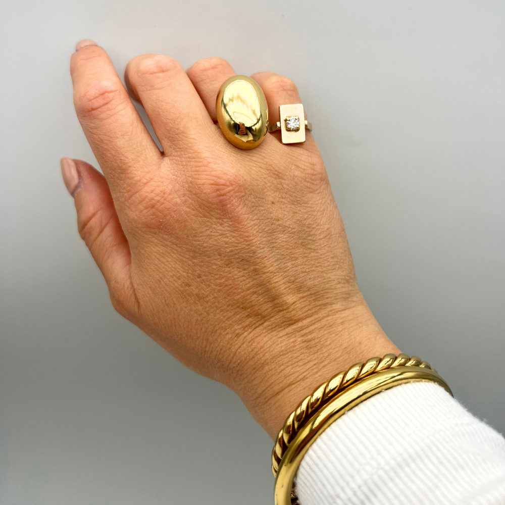 anello in acciaio gold con ovale bombato tipo sasso