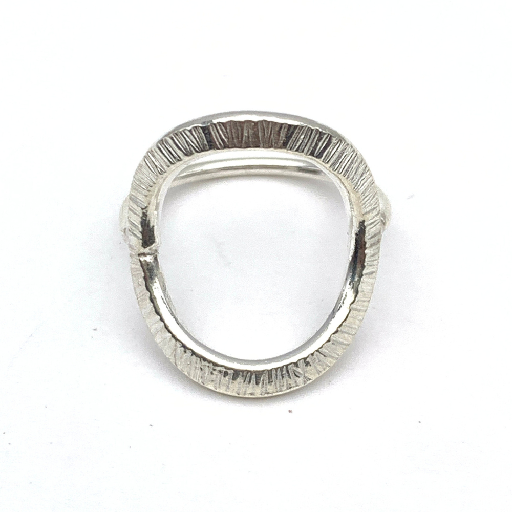 anello in argento 925 con ovale stilizzato centrale