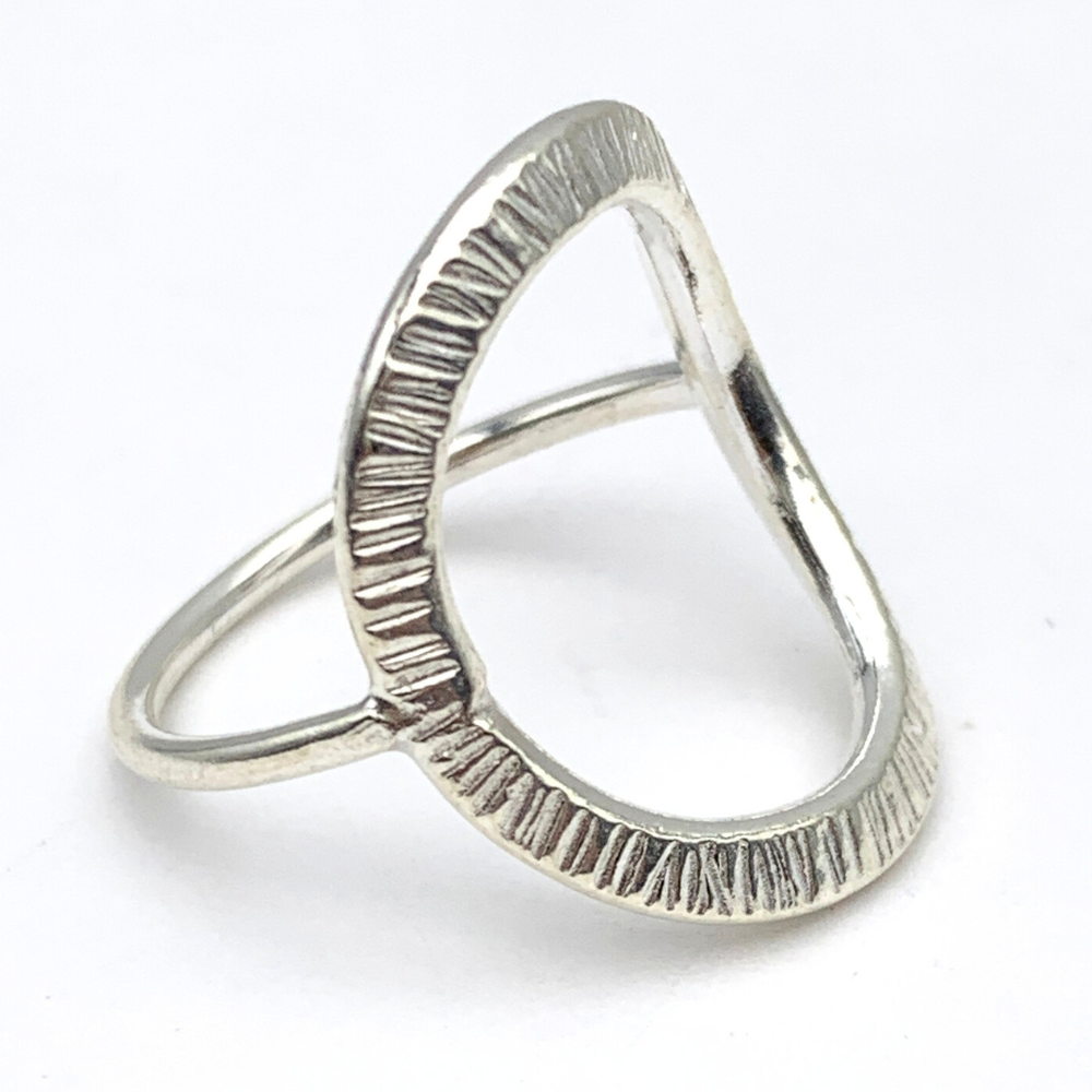 anello in argento 925 con ovale stilizzato centrale