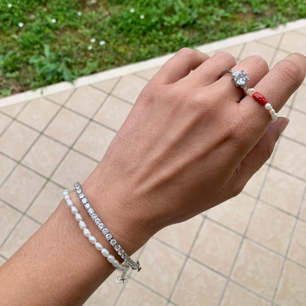 anello in argento silver con perle di fiume e corallo quadrato elasticizzato