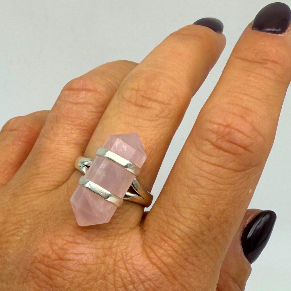 Anello Artigianale Respiro Rosa con Pietra Quarzo Rosa a Forma di Matita