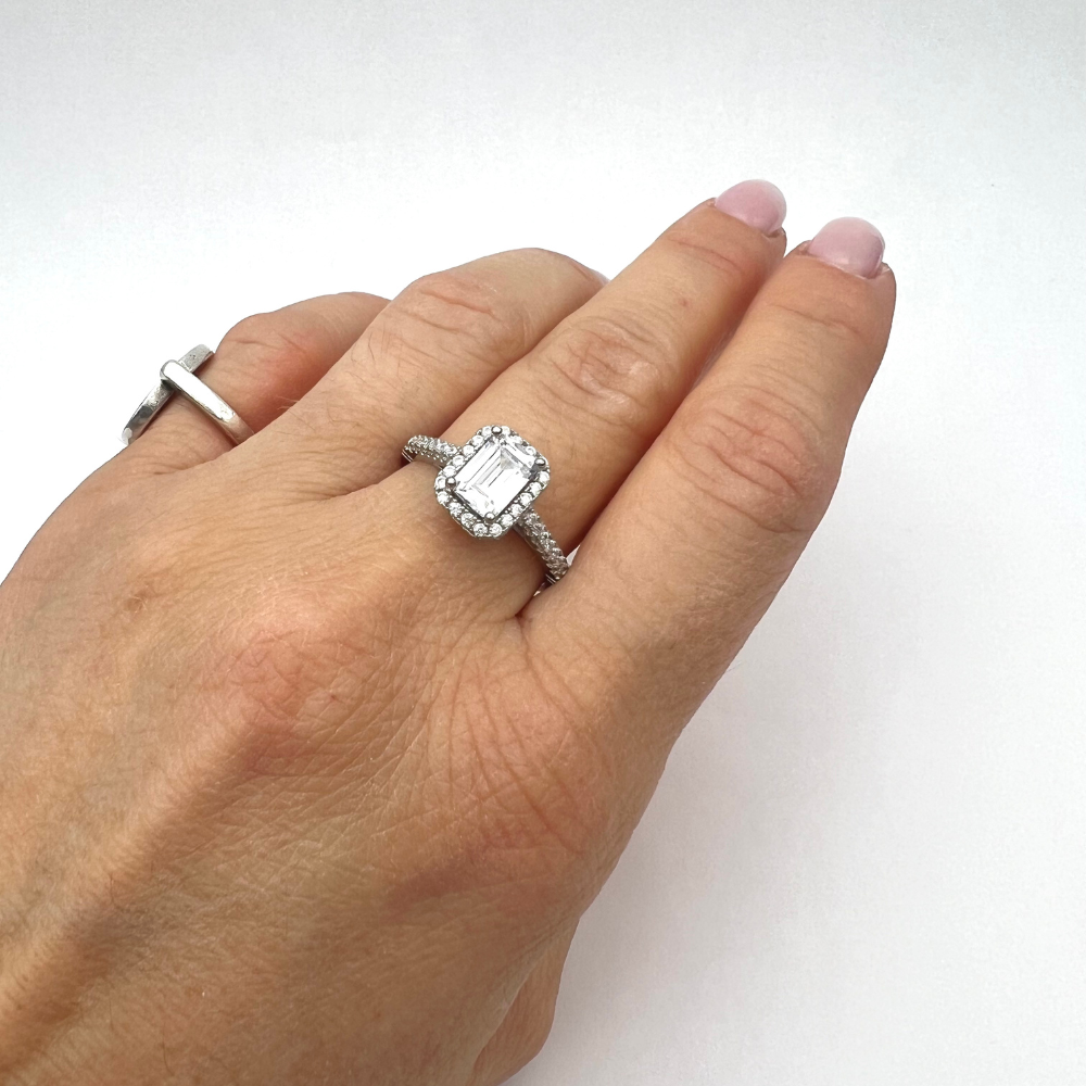 anello in argento 925 con zirconi bianchi e zircone solitario baguette centrale pavé