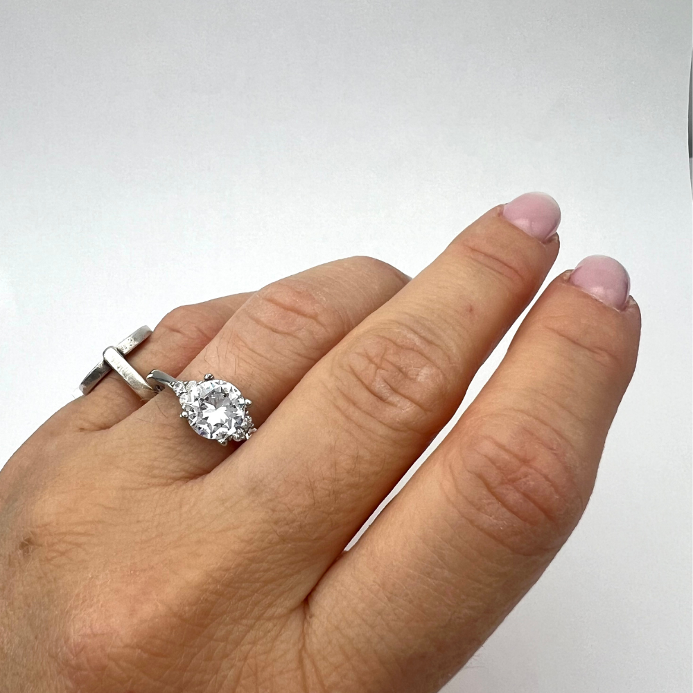 anello in argento 925 con zirconi bianchi solitario