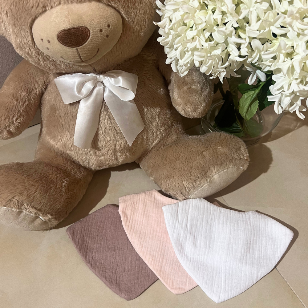 le tre colorazioni dei bavaglini a bandana personalizzabili con nome