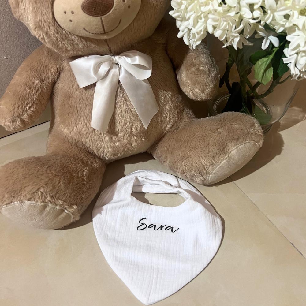 bavaglino a bandana in cotone bianco personalizzabilie con scritta