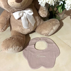 bavaglino a fiore/nuvola in cotone beige personalizzabile con scritta bianca, nera, azzurra o rosa