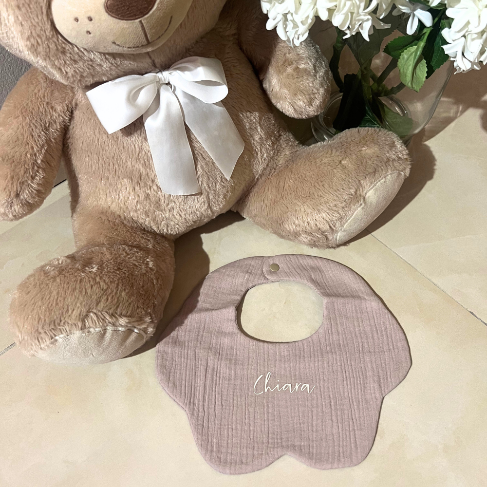 bavaglino a fiore/nuvola in cotone beige personalizzabile con scritta bianca, nera, azzurra o rosa