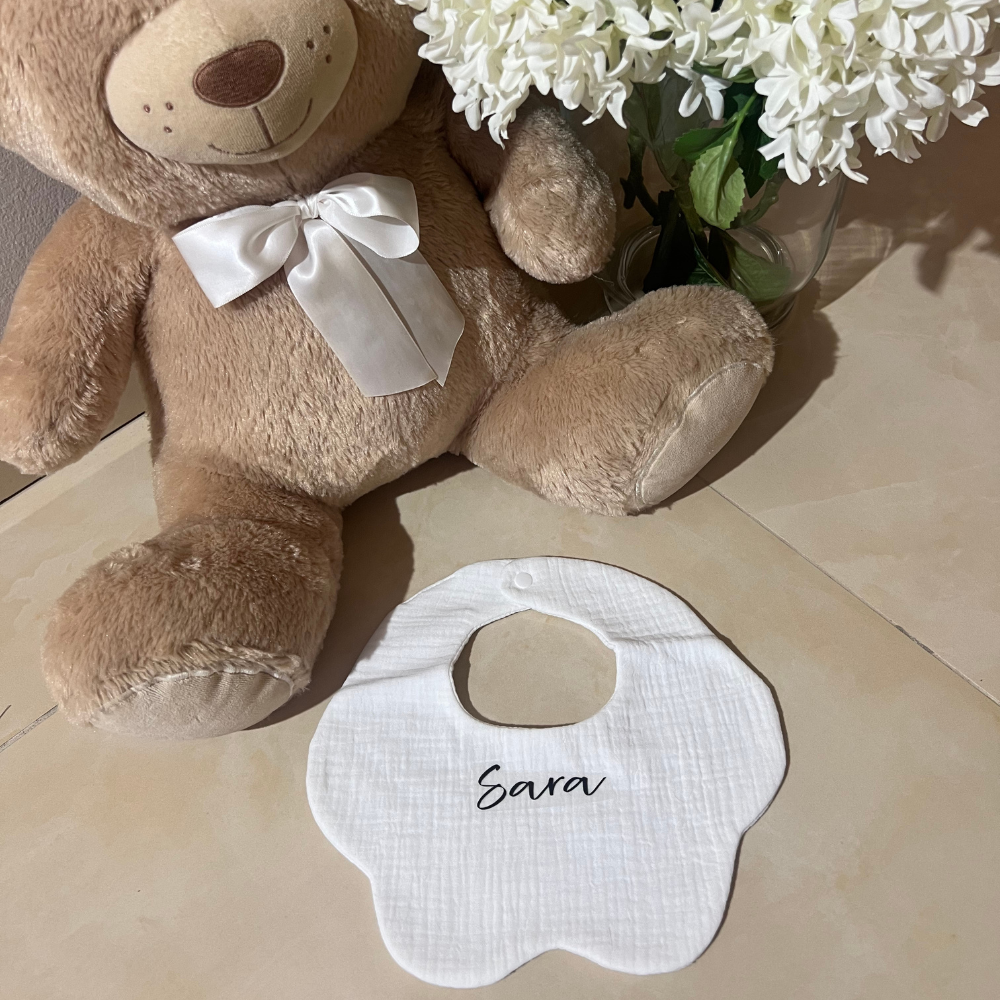 bavaglino a fiore/ nuvola in cotone bianco con scritta nera personalizzabile con nome del bambino