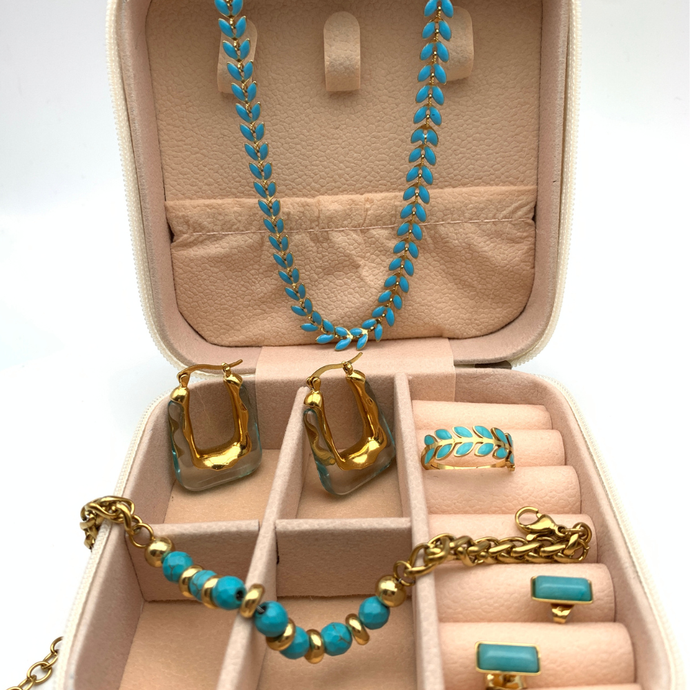 set abbinato al bracciale con pietre azzurre e rondelle in acciaio gold