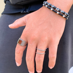 bracciale rondelle bianche e nere indossato
