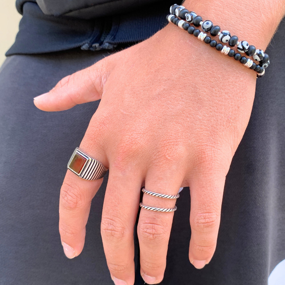 bracciale rondelle bianche e nere indossato