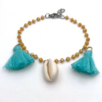 bracciale in acciaio silver con perline sfaccettate color senape e nappe celesti e conchiglia pendenti